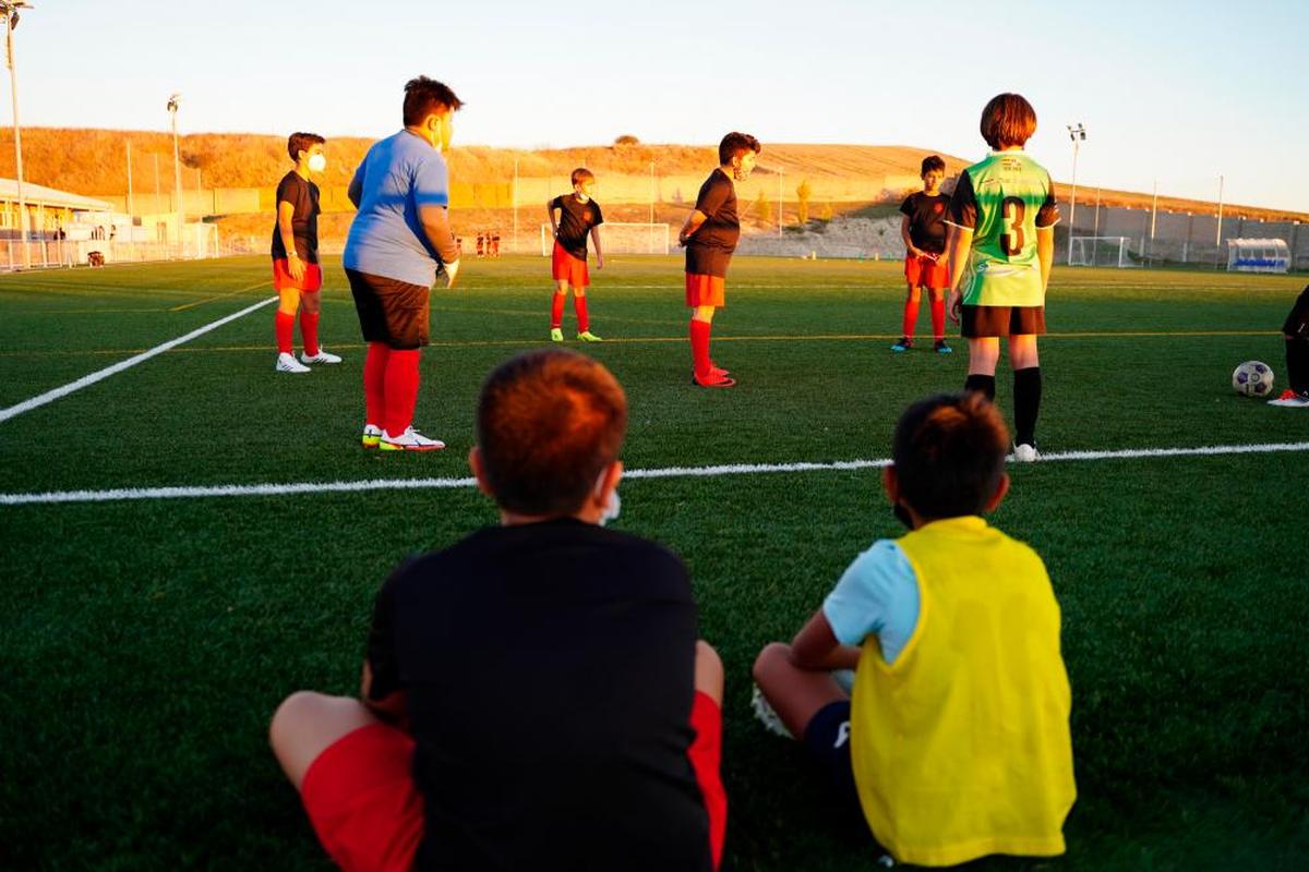 Varios niños del Cristo Rey juegan al fútbol