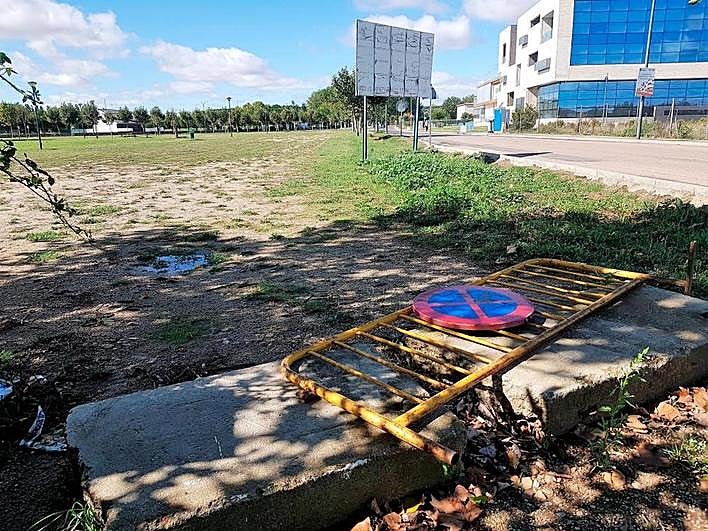 La parcela frente a los edificios universitarios en la que se habilitará un nuevo aparcamiento en Villamayor