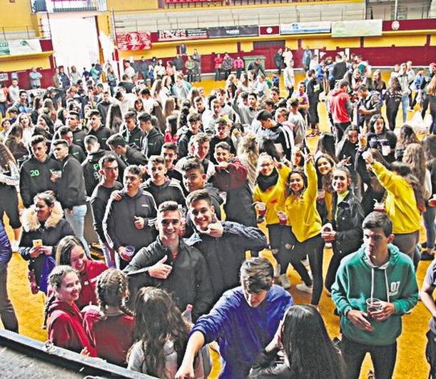 Varios jóvenes celebran las fiestas de Alba de Tormes