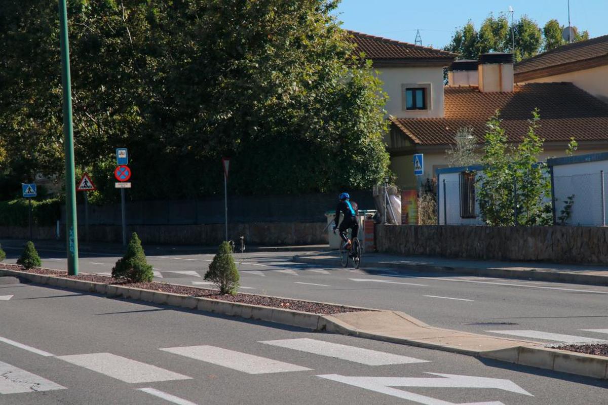 Un ciclista por el carril bici de la zona del campo de golf de Villamayor