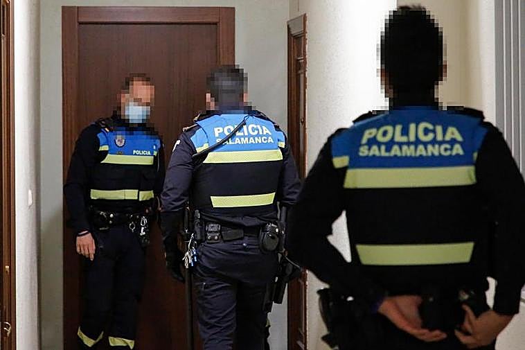 Agentes de la Policía Local en otra intervención en un domicilio de la ciudad