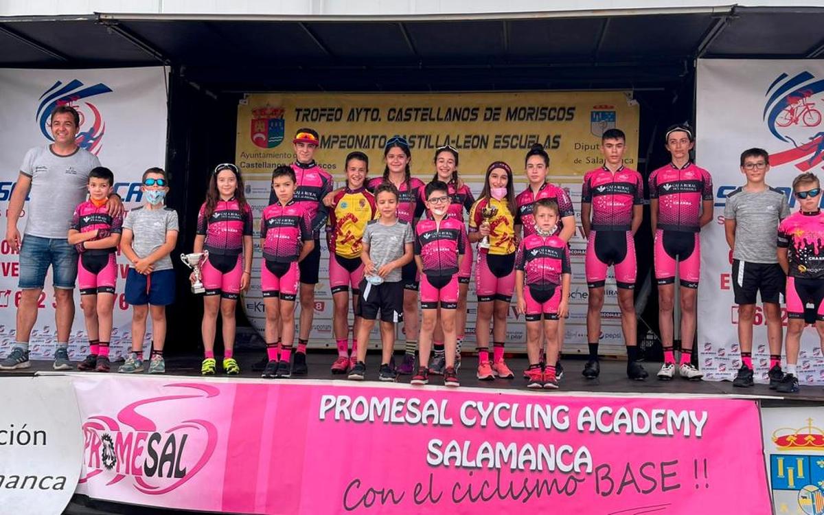 Jóvenes ciclistas del club Promesal