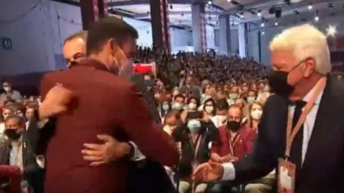 El presidente del Gobierno, Pedro Sánchez y los expresidentes José Luis Rodríguez Zapatero y Felipe González, en el 40 Congreso Federal del PSOE.