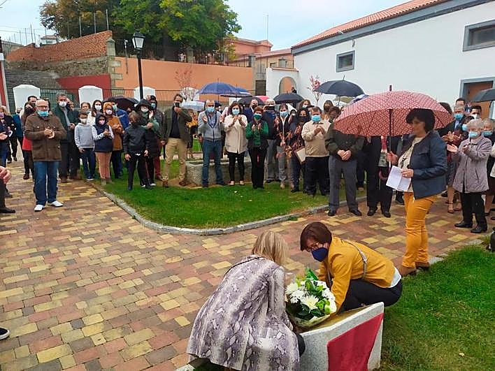Pese a la lluvia, los vecinos siguieron con atención el acto de descubrimiento de la placa