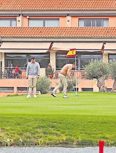 Dos jugadores en el IV Torneo de LA GACETA en La Valmuza