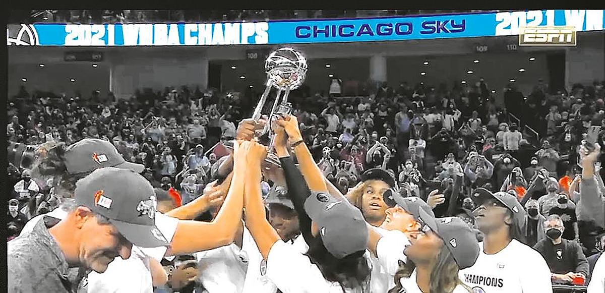 Las jugadoras de Chicago Sky, con el trofeo de campeonas.