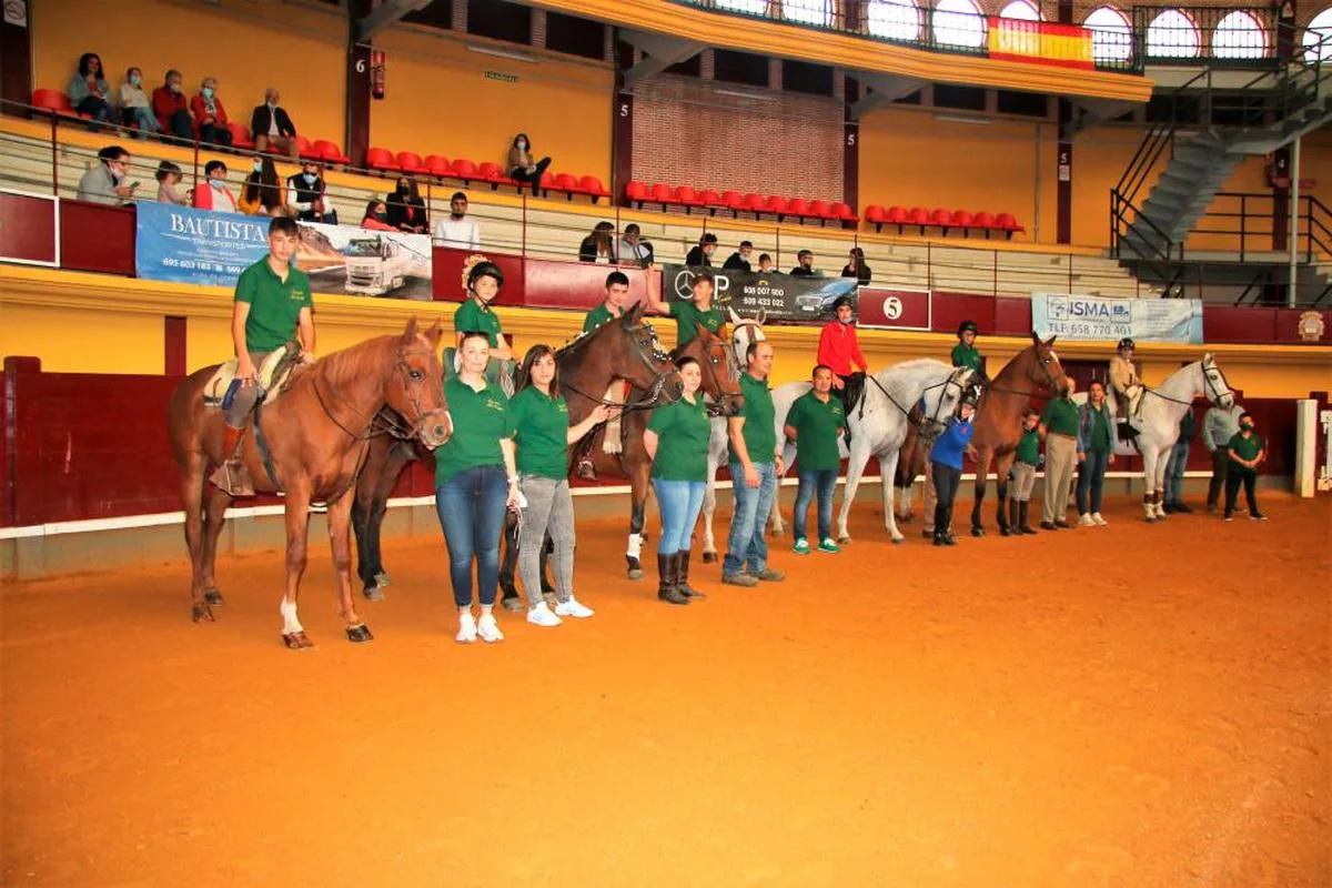 Los participantes en la exhibición de equitación de trabajo.