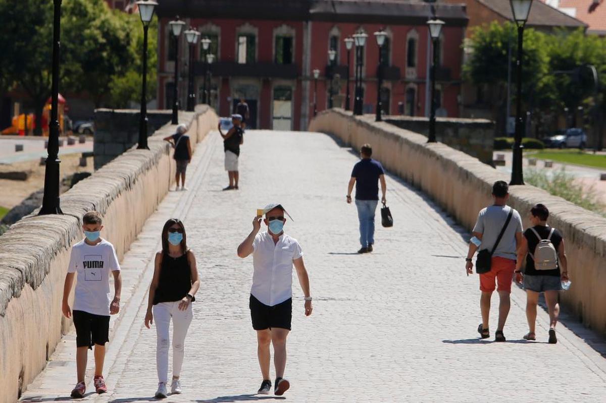 Paseantes por el Puente Romano de Salamanca.