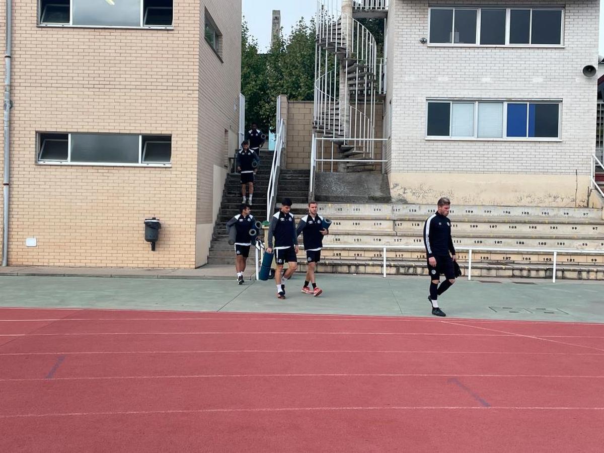 Carmona, a la derecha, llegando a Las Pistas para el entrenamiento.