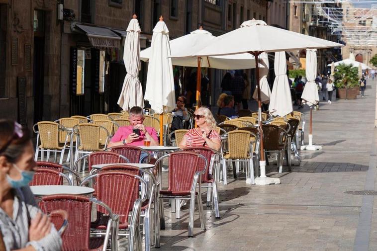 Una pareja, en una terraza durante la tarde casi veraniega de este miércoles.