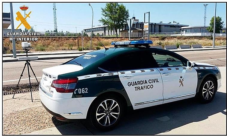 Un radar móvil de la Guardia Civil de Tráfico en Salamanca.