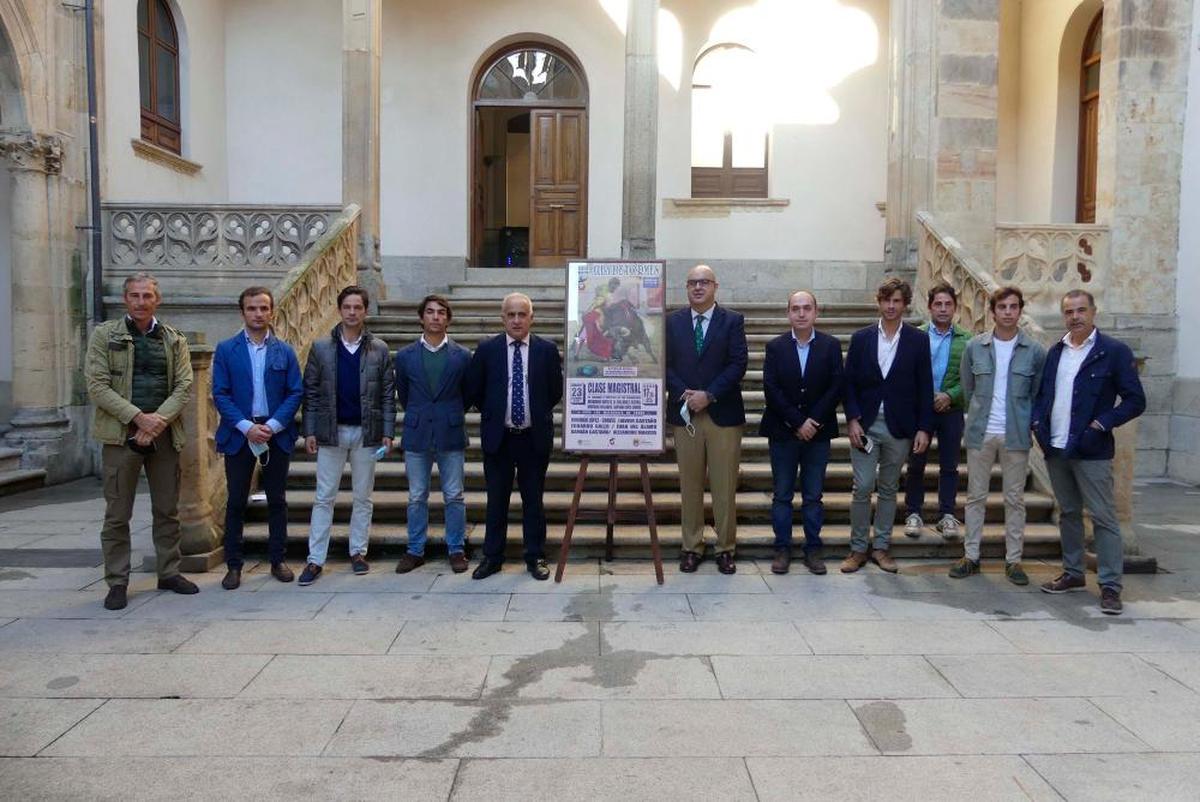 José Ignacio Sánchez, Damián Castaño, Juan del Álamo, López Chaves, Jesús María Ortiz, Carlos García Sierra, José García, Eduardo Gallo, Javier Martín, Alejandro Marcos y José Ramón Martín, en la presentación del cartel de la clase magistral en La Salina