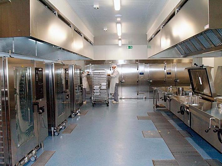 Dos personas trabajando en una cocina.