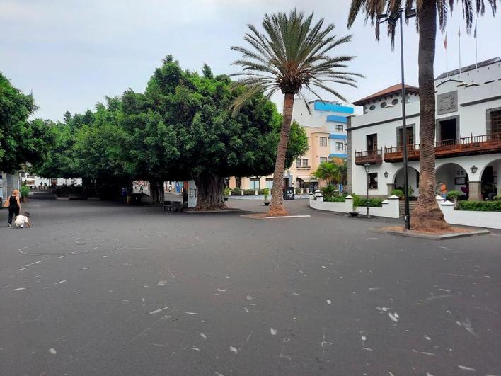 Imagen de la ceniza cubriendo una de las plazas de Los Llanos de Aridane