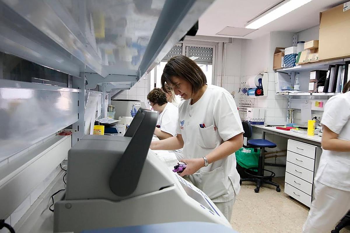 Profesionales de Hematología en las antiguas instalaciones del Clínico.