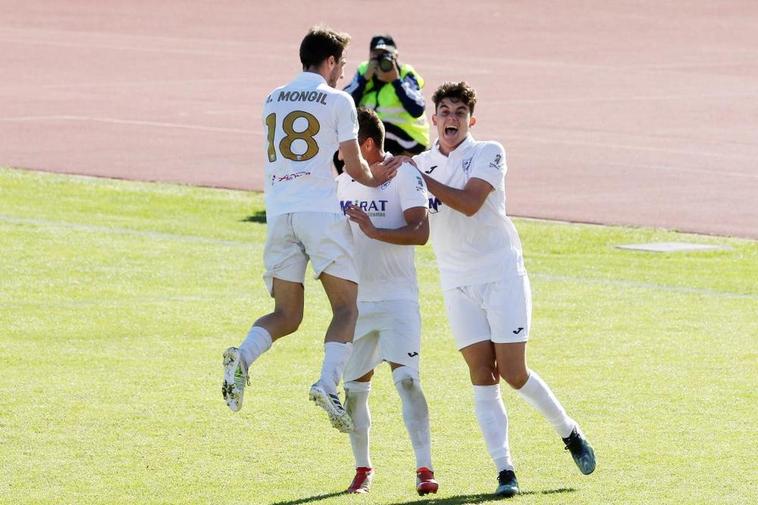 Jugadores del Ribert celebran uno de los goles de Raúl Calvo.