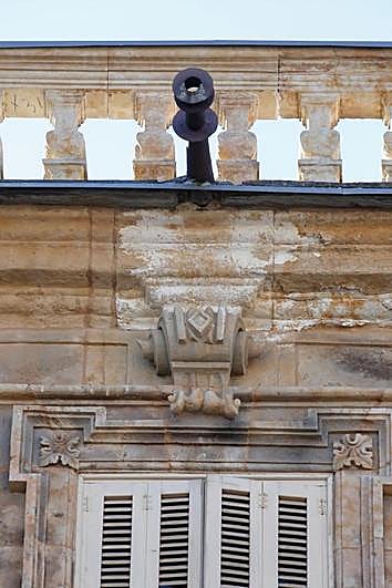 Eflorescencias salinas aparecidas bajo un canalón en una de las cornisas de la Plaza.