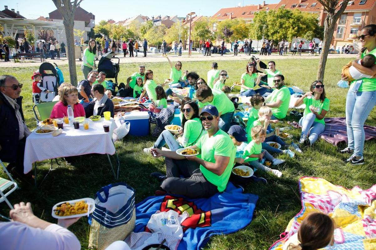 Miembros de la peña ‘La resistencia’ disfrutan de la paellada.