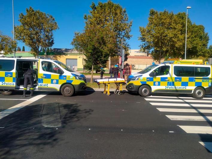 Efectivos de la Policía Local y del Sacyl atienden a la mujer atropellada