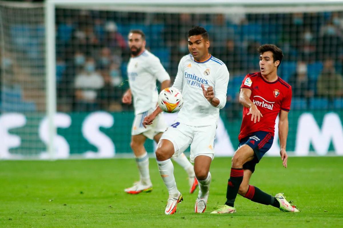 Casemiro pelea el balón con un futbolista de Osasuna