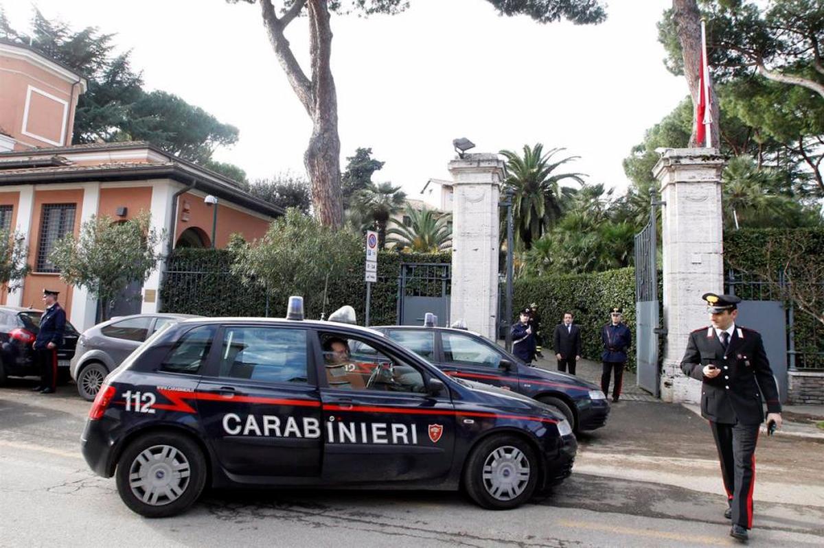 Varios agentes del cuerpo de Carabinieri