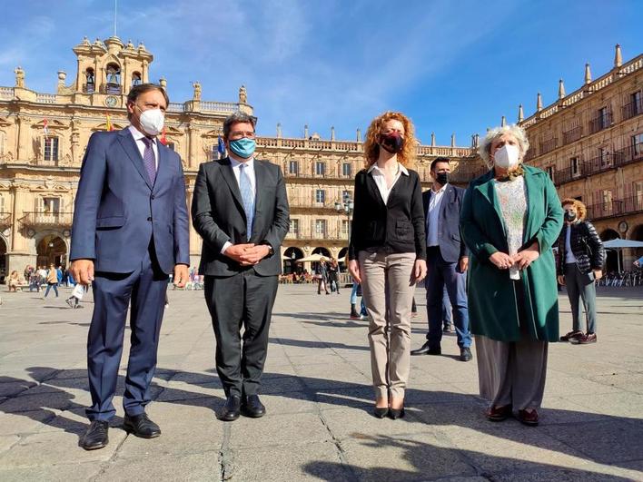 José Luis Escrivá (derecha), junto al alcalde en la Plaza Mayor