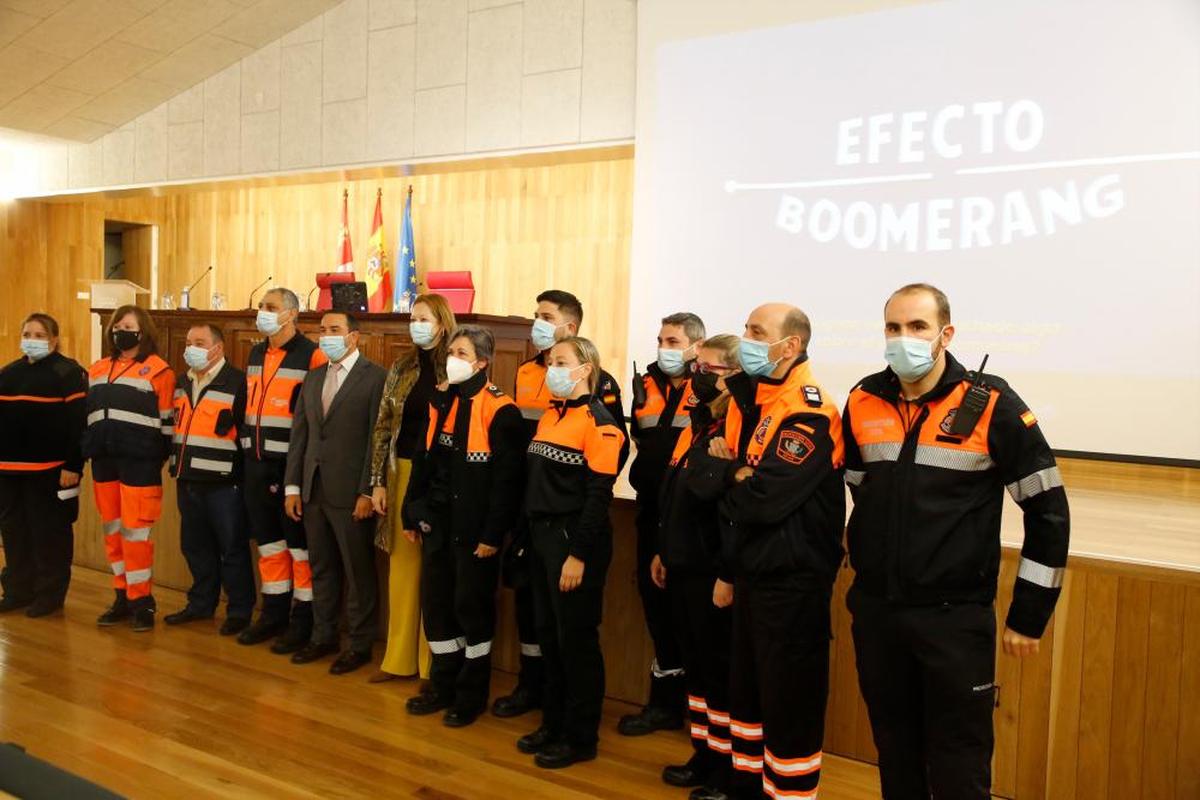 Eloy Ruiz e Irene Cortés junto a los voluntarios de Protección Civil.