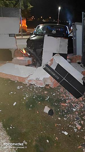 Estado en el que ha quedado el coche y la casa afectados.