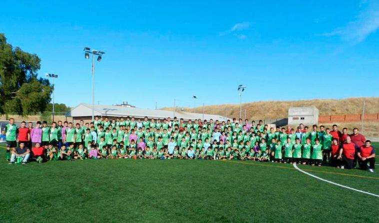 Jugadores de los diferentes equipos del Club Deportivo Cristo Rey.