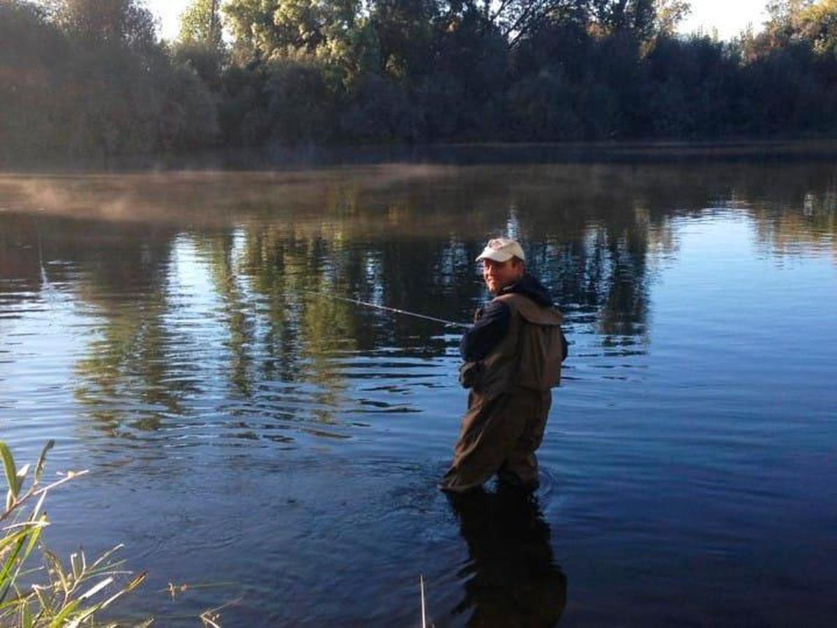 Un pescador en aguas del Tormes a su paso por Villagonzalo.