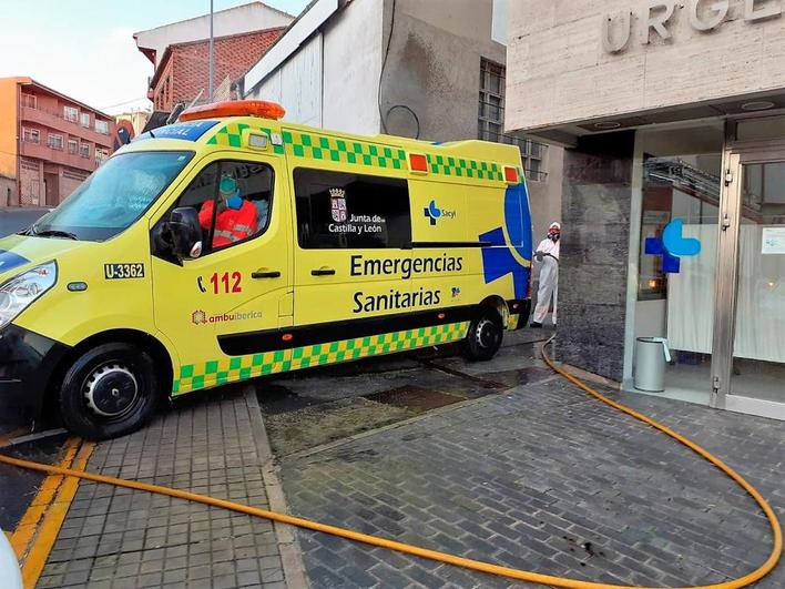 Una ambulancia en la puerta de urgencias del centro de Salud de Alba de Tormes.