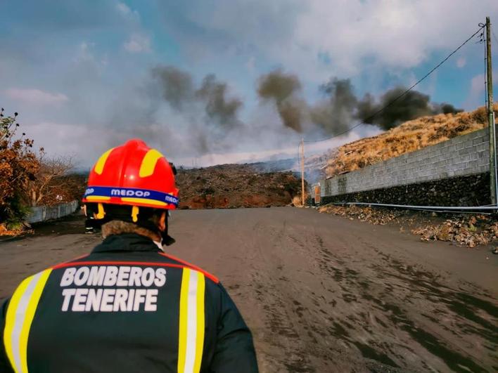 Un profesional del Consorcio de Bomberos de Tenerife vigila el avance de la colada sur en la isla de La Palma.