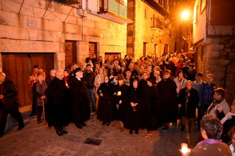 “Noche de las Almas Blancas” en años anteriores a la pandemia, con cientos de personas asistentes.