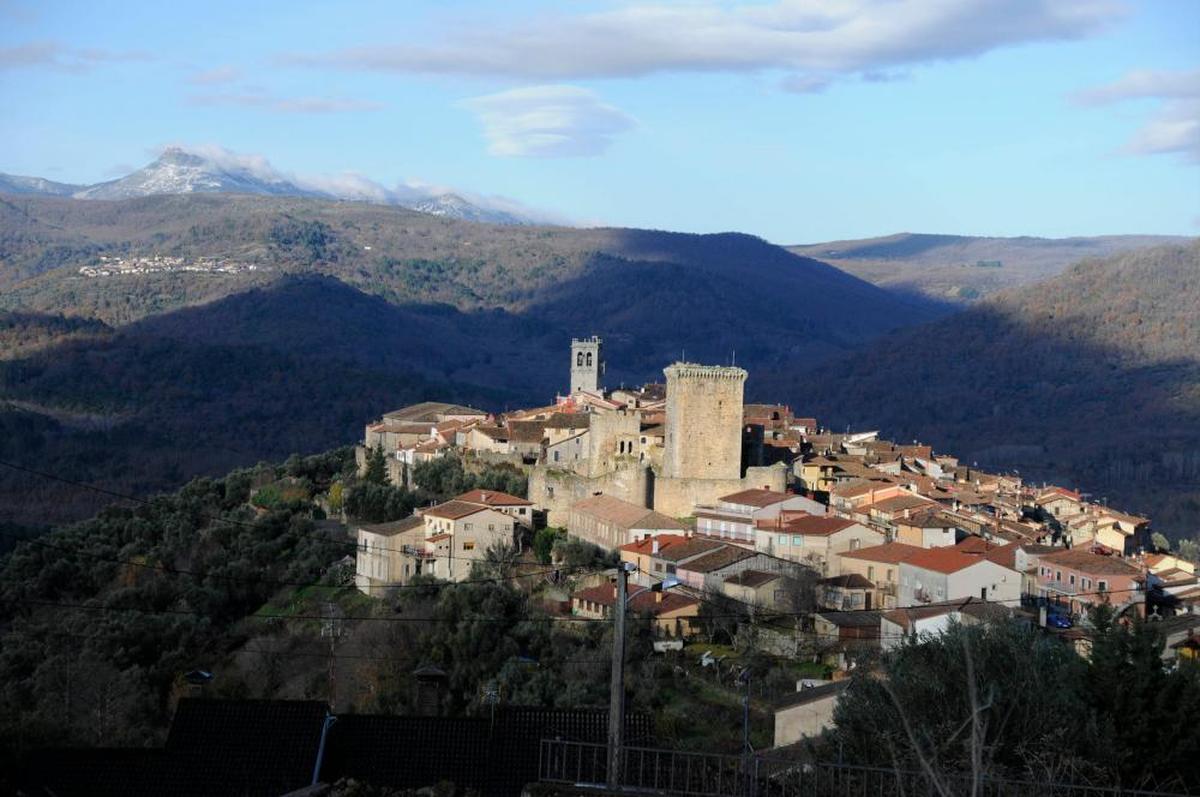 El Castillo de Miranda del Castañar preside la vista general de la localidad enclavada en el Parque Natural de Las Batuecas-Sierra de Francia.