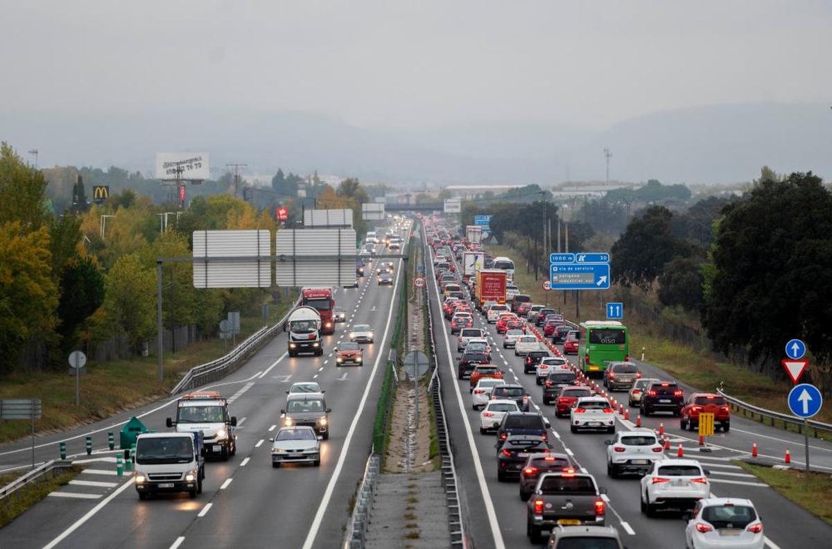 Vehículos en la carretera A-1 durante el puente de Todos los Santos