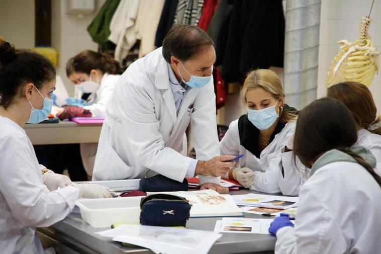 Clase práctica en una sala de disección de Medicina