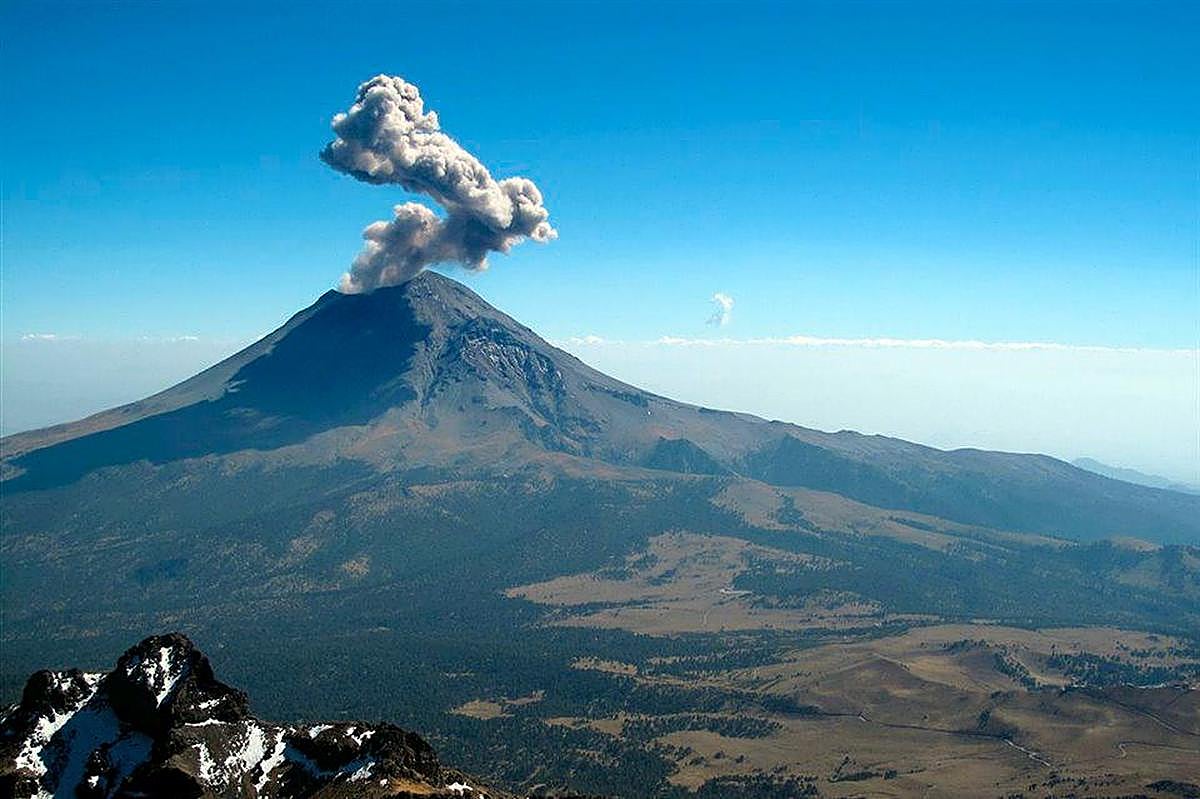 Vista panorámica del volcán Popocatépetl, con el cono humeante.