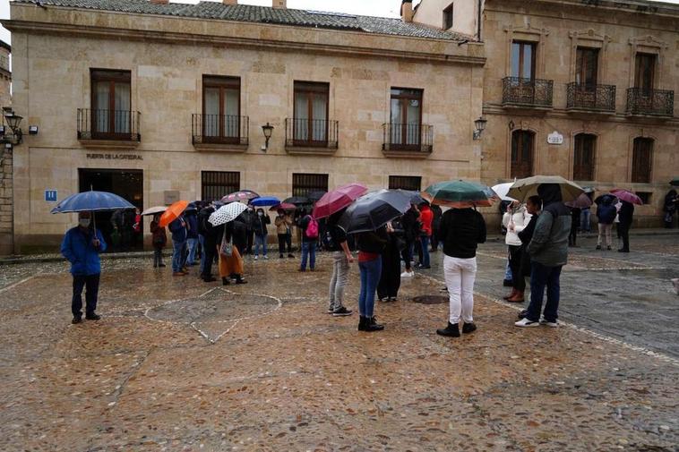 Turistas con paraguas en Salamanca.