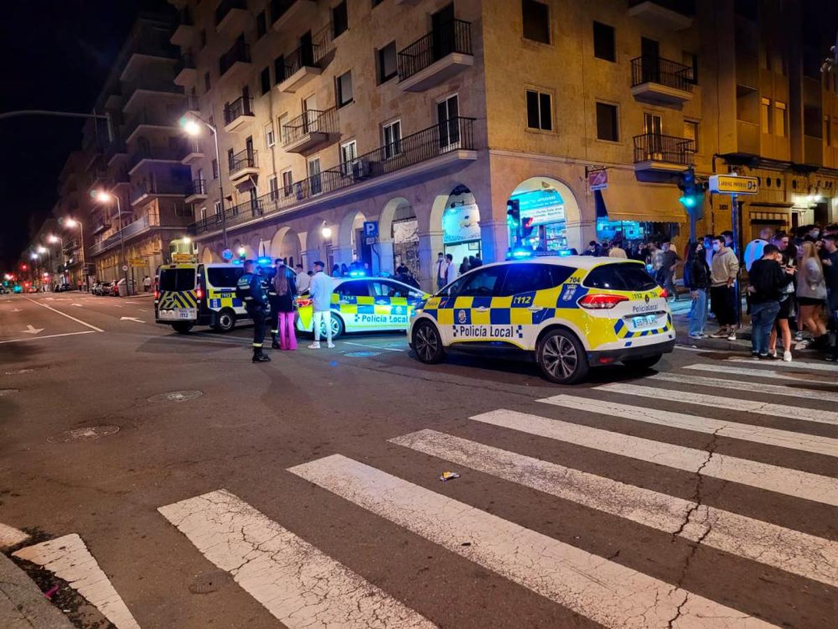 Patrullas de la Policía Local en la Gran Vía.