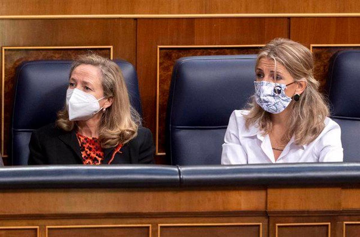 Calviño  junto la vicepresidenta segunda y ministra de Trabajo, Yolanda Díaz, en una sesión plenaria en el Congreso de los Diputados.