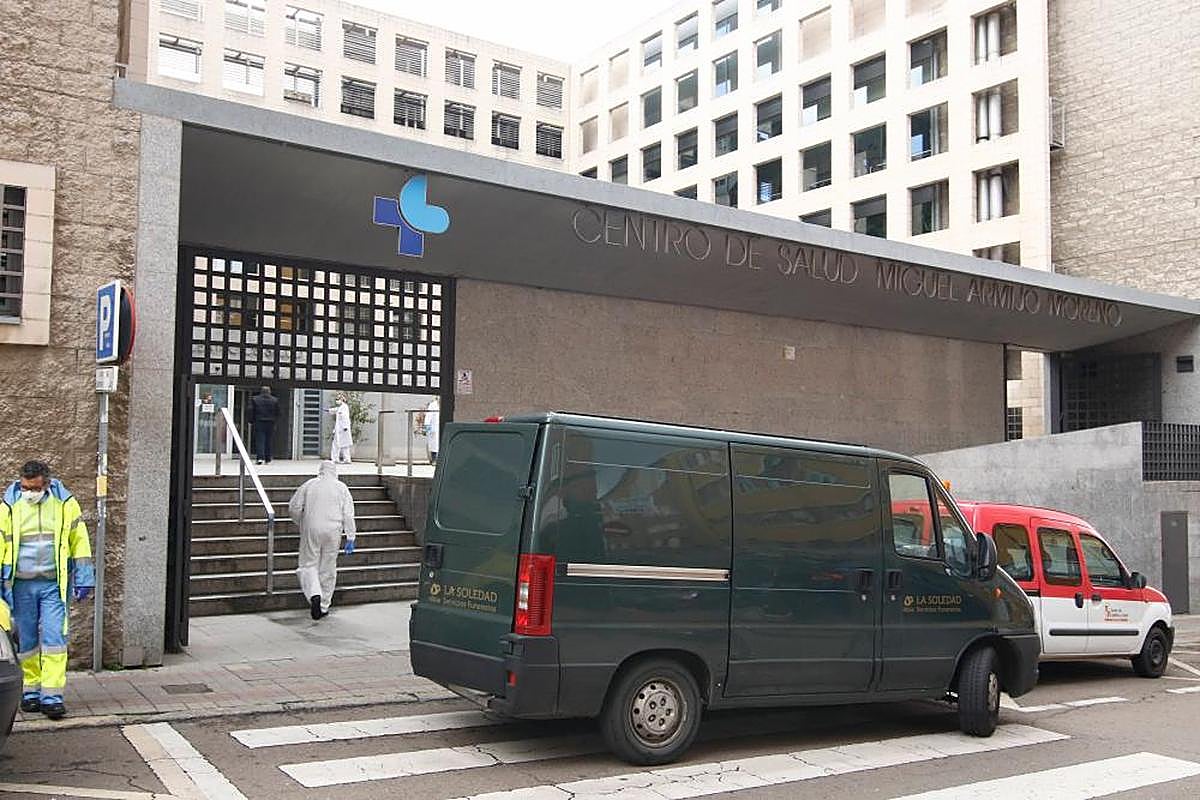 Un vehículo funerario durante la pandemia