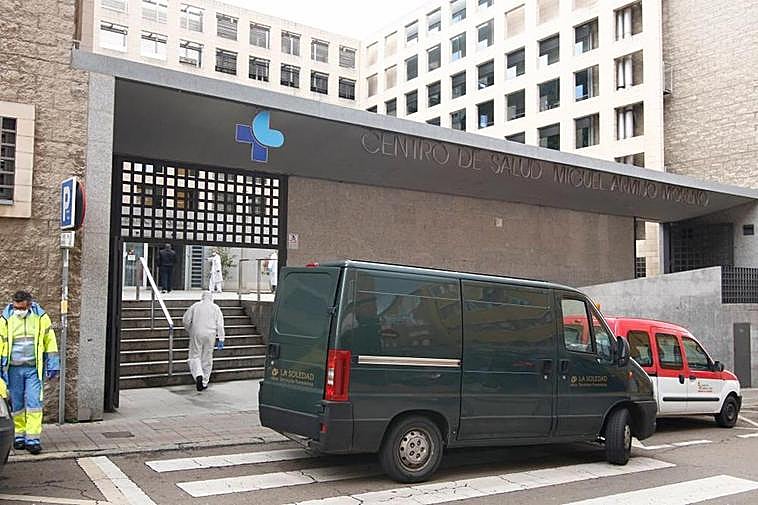 Un vehículo funerario durante la pandemia