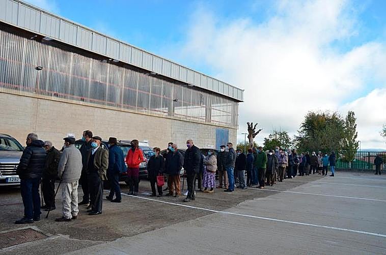 Problemas técnicos retrasaron el comienzo de la jornada de vacunación en Tamames, donde los mayores esperaron en el exterior del pabellón.