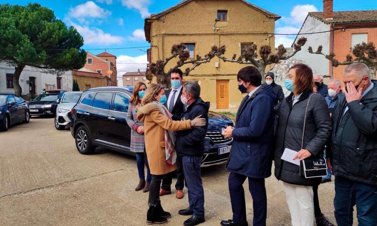 La ministra de Transportes, Movilidad y Agenda Urbana, Raquel Sánchez, saluda a los participantes en la visita a las obras del tramo Amusco-Osorno en Palencia.