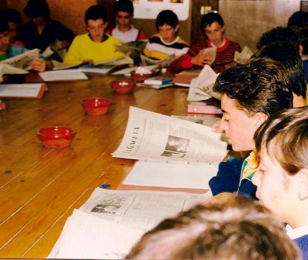 Jóvenes leyendo LA GACETA, una práctica habitual que se hacía cada noche en Santiago Uno