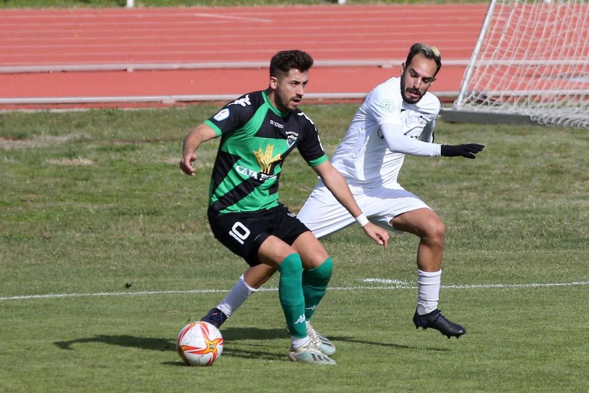 Lolo persigue a un futbolista del Tordesillas | MORGAN