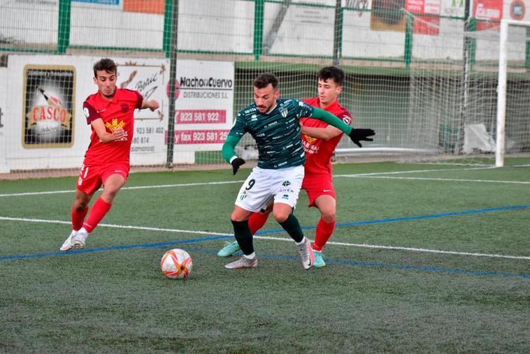 Giráldez, del Guijuelo, con el esférico en el Municipal Luis Ramos