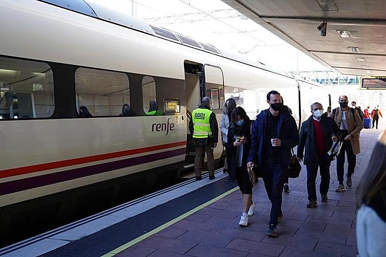 Viajeros de un Alvia procedente de Madrid a su llegada este fin de semana a la estación de trenes de Salamanca
