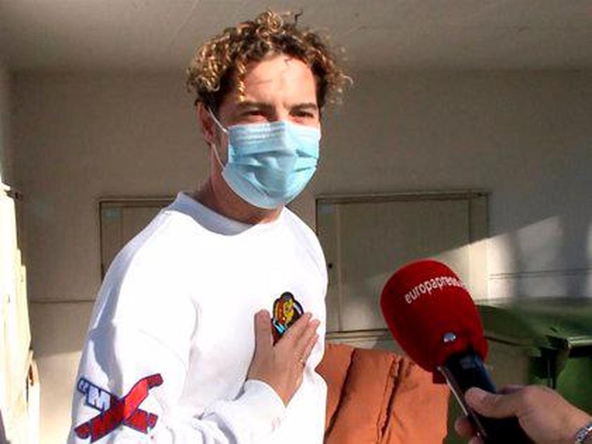 David Bisbal saliendo de casa junto a Rosanna Zanetti.