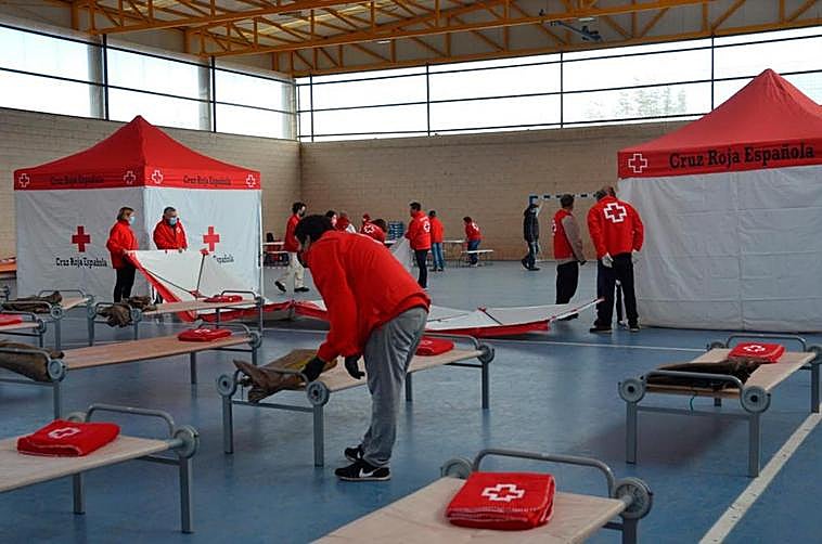 El pabellón Martín Fiz de Tamames quedó dividido con carpas, zona de descanso y avituallamiento.